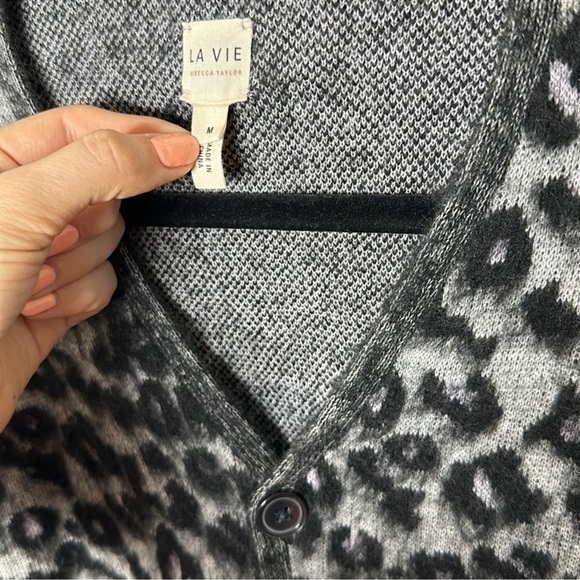 🔥 LA VIE REBECCA TAYLOR
Jacquard Leopard Print Cardigan SIZE MEDIUM - Picture 12 of 12